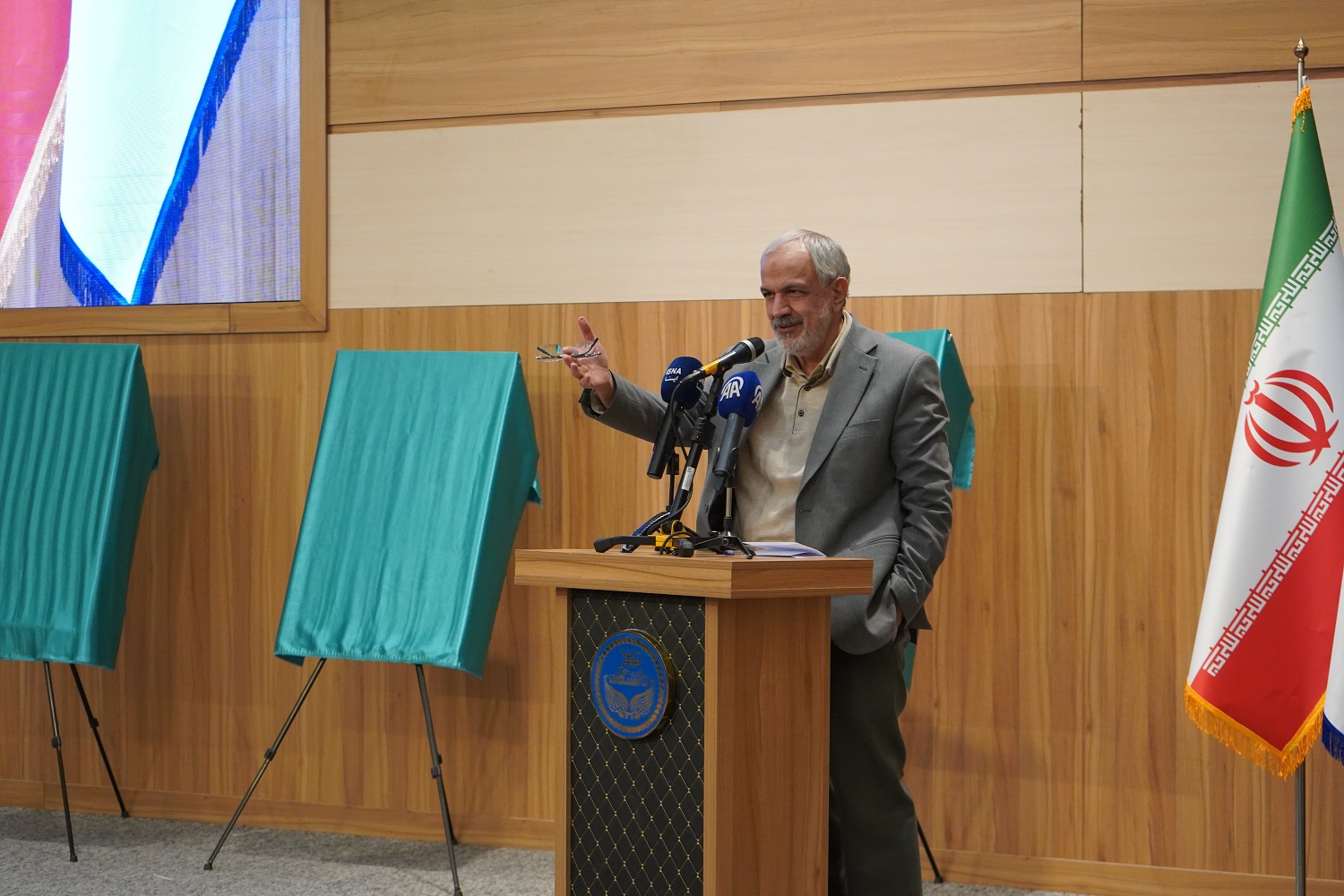 رونمایی از کتاب «آستان شمس تبریزی» و تثبیت خوی بهعنوان دارالقرار شمس تبریزی