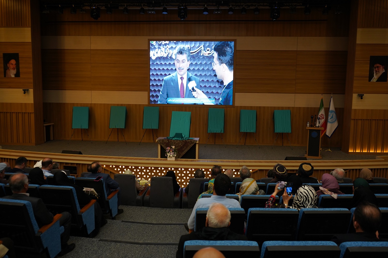 رونمایی از کتاب «آستان شمس تبریزی» و تثبیت خوی بهعنوان دارالقرار شمس تبریزی