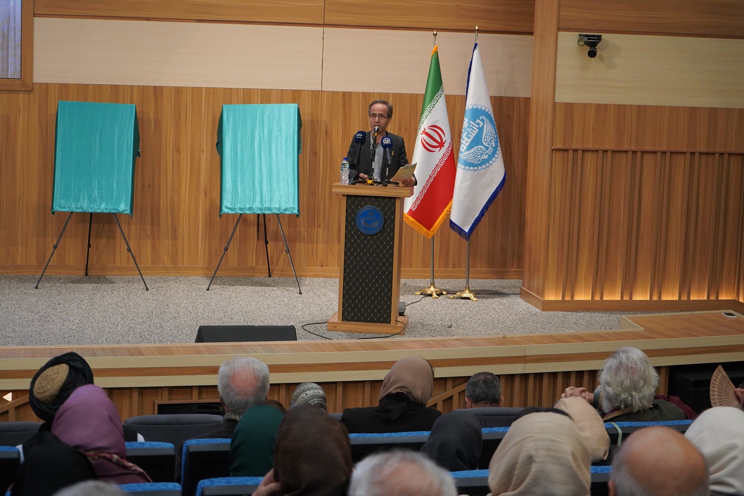 رونمایی از کتاب «آستان شمس تبریزی» و تثبیت خوی بهعنوان دارالقرار شمس تبریزی