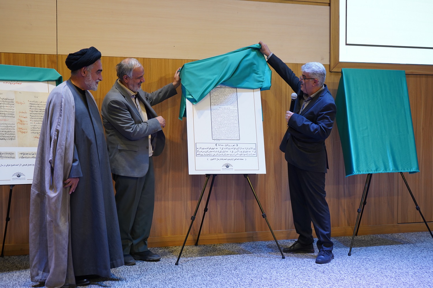 رونمایی از کتاب «آستان شمس تبریزی» و تثبیت خوی بهعنوان دارالقرار شمس تبریزی