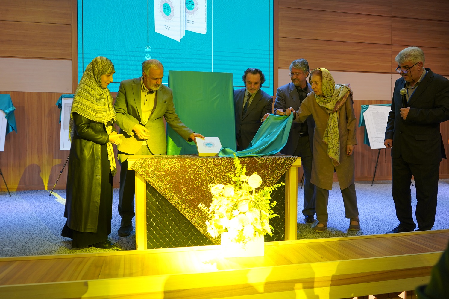 رونمایی از کتاب «آستان شمس تبریزی» و تثبیت خوی بهعنوان دارالقرار شمس تبریزی