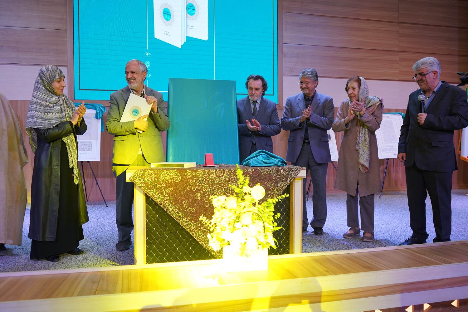 رونمایی از کتاب «آستان شمس تبریزی» و تثبیت خوی بهعنوان دارالقرار شمس تبریزی