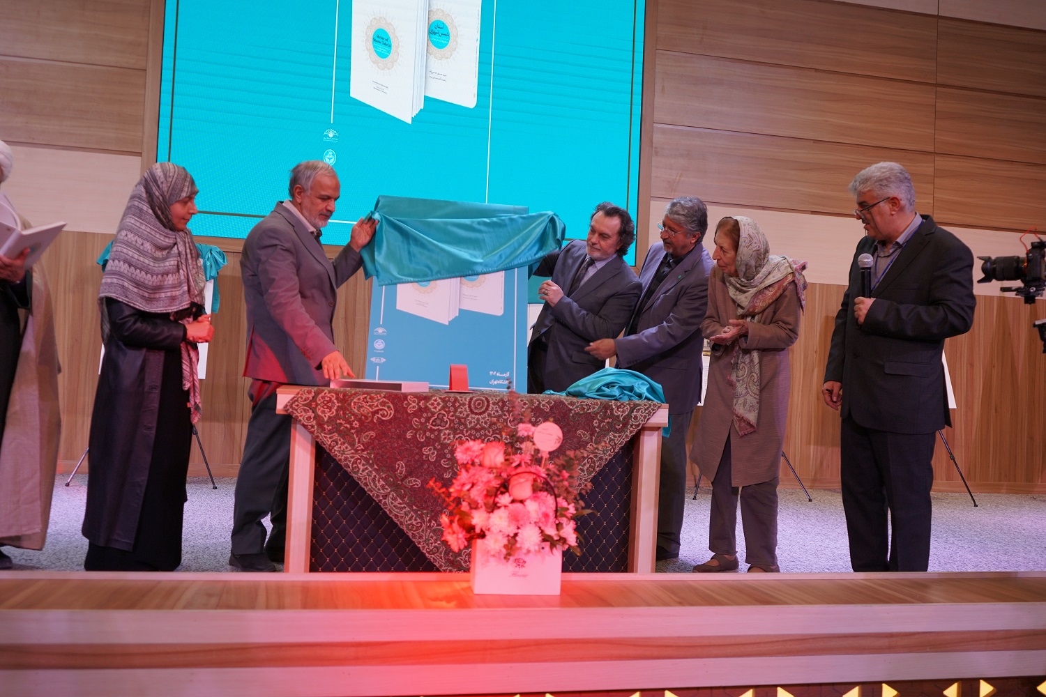 رونمایی از کتاب «آستان شمس تبریزی» و تثبیت خوی بهعنوان دارالقرار شمس تبریزی