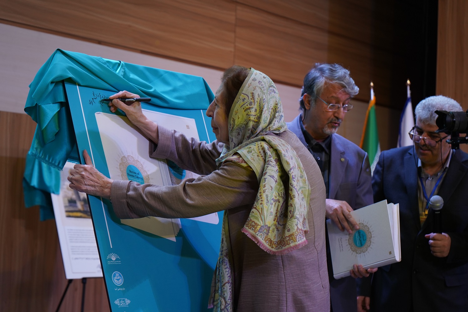 رونمایی از کتاب «آستان شمس تبریزی» و تثبیت خوی بهعنوان دارالقرار شمس تبریزی