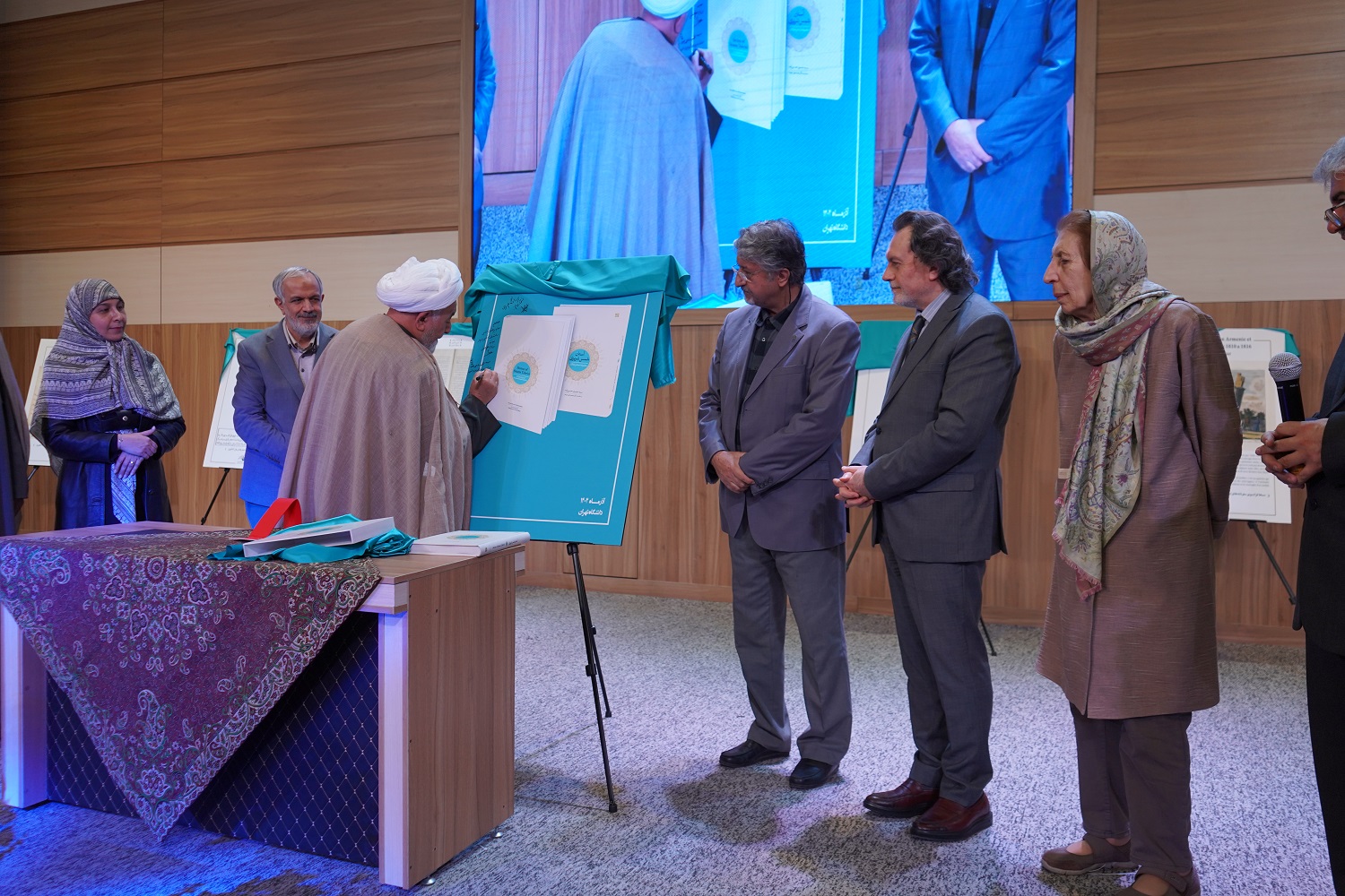 رونمایی از کتاب «آستان شمس تبریزی» و تثبیت خوی بهعنوان دارالقرار شمس تبریزی